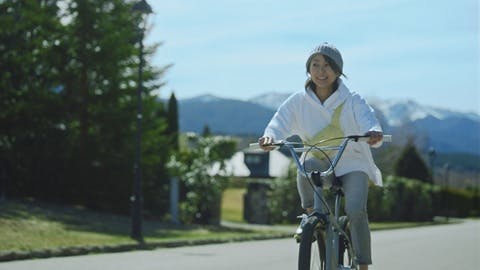 「サントリー天然水」TV-CMシリーズ最新作絶景の雪山を望む田舎道を軽快にサイクリング！ 「サントリー 天然水スパークリングレモン」新TV-CM「スイッチ！なんてカンタンさ！」篇（15秒/30秒）が本日よりオンエアスタート！のサムネイル